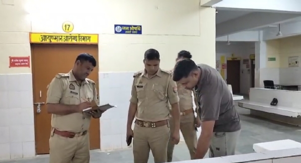 अस्पताल पहुंची पुलिस जांच करते हुएअस्पताल पहुंची पुलिस जांच करते हुए