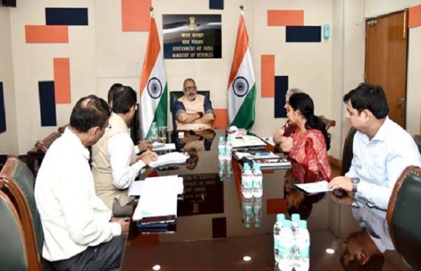 कपास खरीद के लिए समीक्षा बैठक की अध्‍यक्षता करते गिरिराज सिंह और अन्‍य