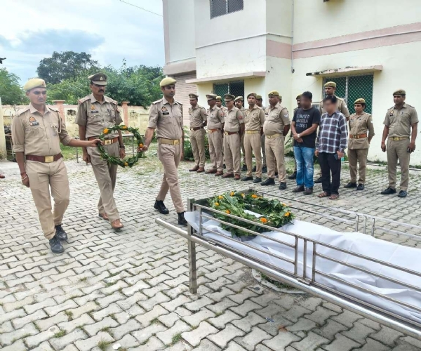 थाना गलशहीद में तैनात उर्दु अनुवादक मैराज बानो के शव को श्रद्धांजलि देते पुलिसकर्मी।