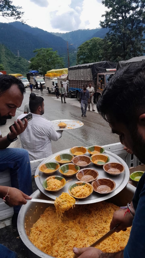 राहत शिविर में भोजन उपलब्ध करवाते हुए।