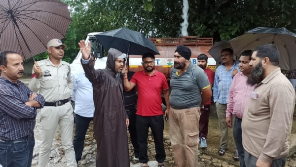 कंपनी बाग का दाैरा करते हुए जेएमसी के आयुकत्