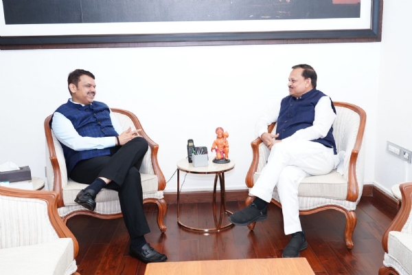 महराष्ट्र के मुख्यमंत्री देवेंद्र फडणवीस से मुलाकात करते  कानपुर सांसद रमेश अवस्थी