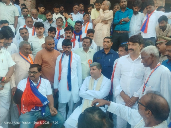 मृतक परिवार से मिलते कैबिनेट मंत्री आशीष पटेल