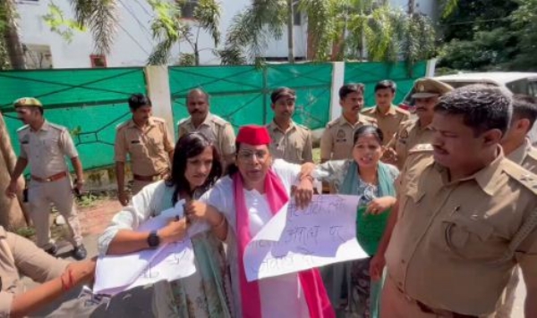 केतकी सिंह के आवास के बाहर प्रदर्शन करती सपा महिला सभा की कार्यकर्ता