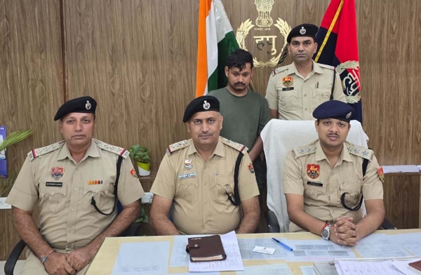 गुरुग्राम पुलिस की गिरफ्त में साइबर ठगों को बैंक खाते उपलब्ध कराने का आरोपी।