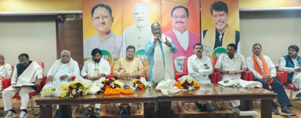 बैठक को संबोधित करते किरण देव