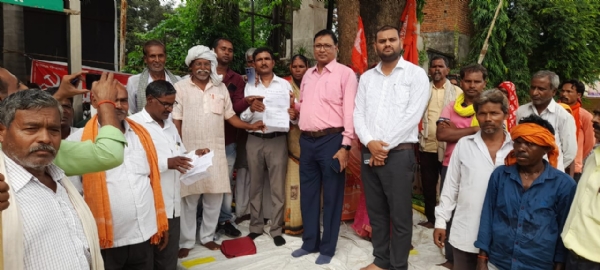 राजगढ़ ब्वाक मुखयालय पर प्रदर्शन करते कार्यकर्ता।