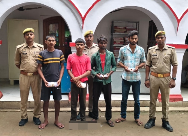 प्रयागराज में चोरी करने वाले गिरोह के गिरफ्तार चार सदस्यों का छाया चित्र