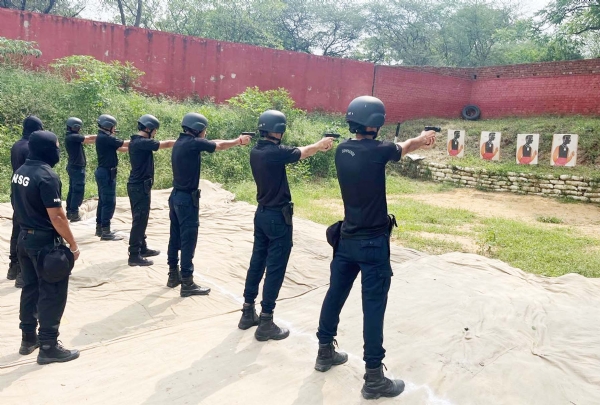मानेसर एनएसजी में खतरों से निपटने के प्रशिक्षण के दौरान अभ्यास करते गुरुग्राम पुलिस के स्पेशल वैपन एंड टैक्टिस (एसडब्ल्यूएटी) टीम के जवान।