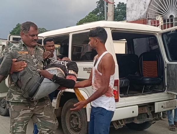 घायल को ले जाते