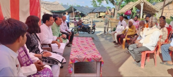 कन्नौज: बाढ़ प्रभावित गंगूपुरवा का मंत्री ने किया निरीक्षण, लगाई चौपाल