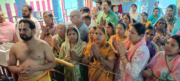 भगवान वेंकटेश की पूजा अर्चना के दौरान भक्‍त