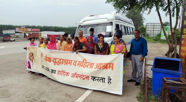 धार्मिक यात्रा के लिए रवाना होते मोक्ष वृद्धाश्रम के बुजुर्ग।