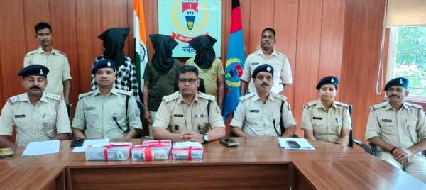 पुलिस के हत्थे चढ़े तीन हथियार तस्कर, दो पिस्टल, 44 जिंदा कारतूस और मैगजीन बरामद