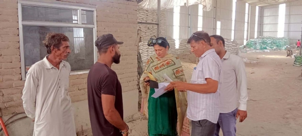 जांच करते सीएम फ्लाइंग टीम।