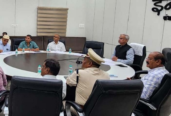 संभागायुक्त ने ली बैठक