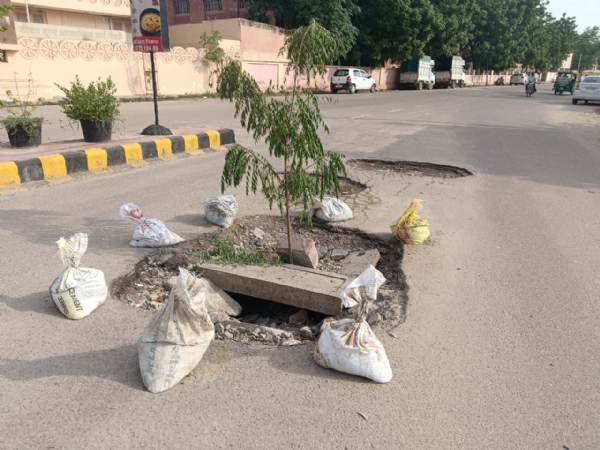 बरसात के बाद सड़कों की हालत ने बिगाड़ी बीकानेर शहर की सूरत : हर सड़क उधड़ी