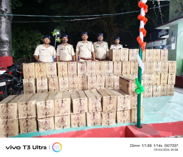 बरामद शराब की खेप व पुलिस टीम