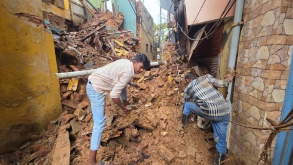 भारी बारिश के कारण एक पुराना मकान ढहने से मलबे में फंसे तीन लोगों को बचाया गया