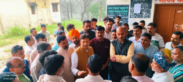 आपदा प्रभावितों से मिलते डॉक्टर सिकंदर