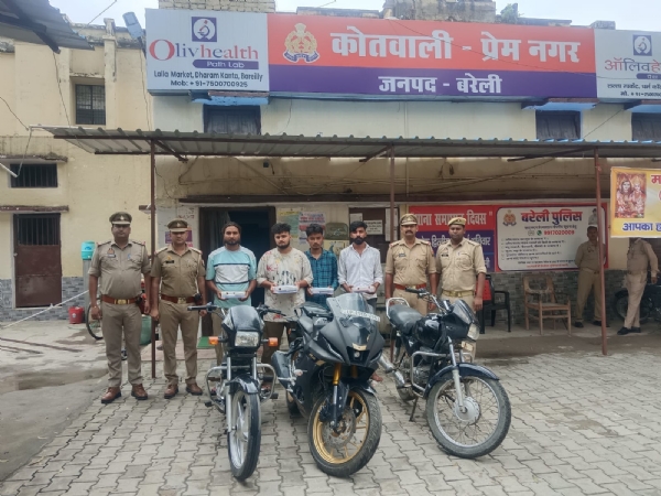 थाना प्रेमनगर पुलिस की गिरफ्त में साइबर फ्रॉड गैंग के सदस्य, बरामद मोटरसाइकिलों और मोबाइल फोन के साथ।
