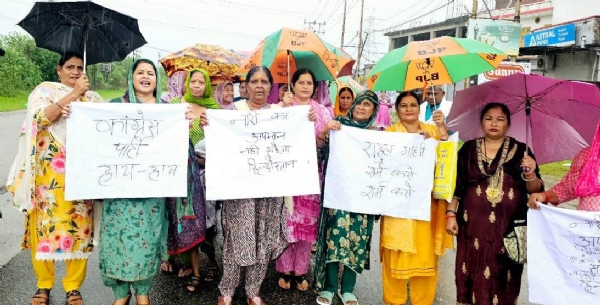 राहुल गांधी के खिलाफ विराेध परदशन करती भाजपा महिला कारयकरता्