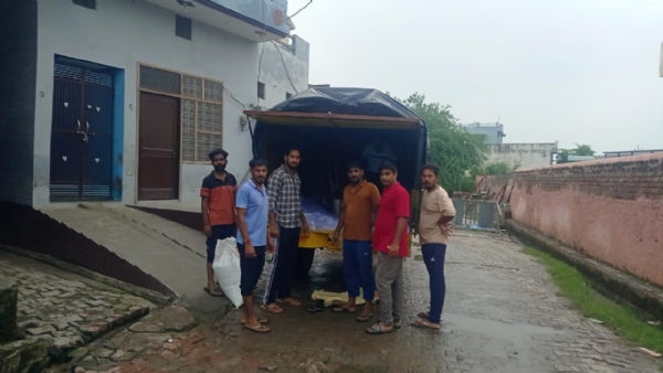 राहत सामग्री एकत्रित करते हुए युवा।
