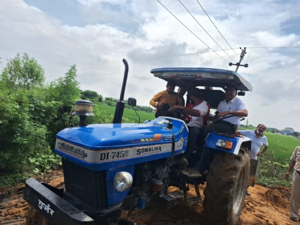फोटो कैप्शन 01  उपायुक्त डॉ. हरीश कुमार वशिष्ठ ने एसडीएम ज्योति के साथ बुधवार को जिले के यमुना के जल प्रभावित गांव इंदिरा नगर का मुआयना करते हुए।