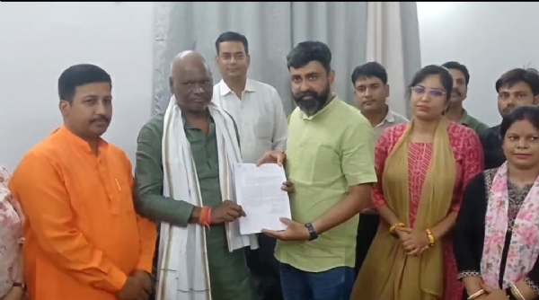 मांग पत्र सौंपते कार्यपालक सहायक