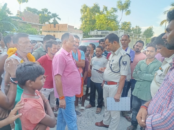 घटनास्थल पर जांच करती पुलिस