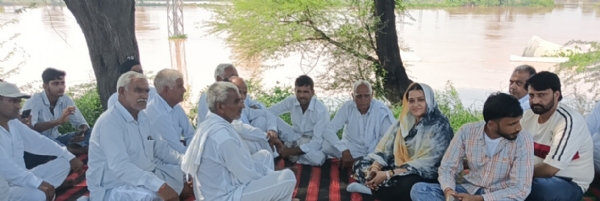 हिसार घग्गर ड्रेन सेमनाला पर धरना देते ग्रामीण।