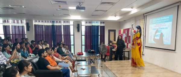 प्रतियोगिता के दौरान अपनी प्रस्तुति देते हुए प्रतिभागी।