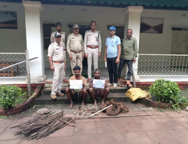 गिरफ्तार 2 आरोपी वन विभाग की टीम के साथ