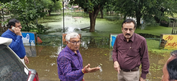 शहर में जलभराव का जायजा लेते उपायुक्त कैप्टन मनोज कुमार।