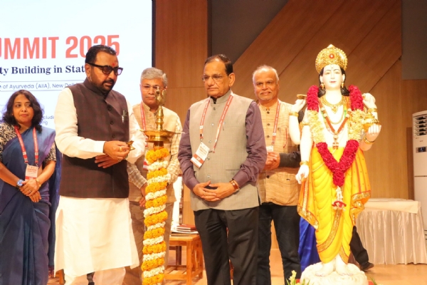 दिल्ली के सरिता विहार स्थित अखिल भारतीय आयुर्वेद संस्थान (एआईआईए) में दो दिवसीय विभागीय सम्मेलन-2025 का शुभारंभ करते हुए