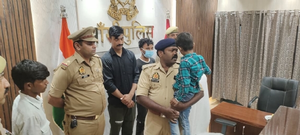 बच्चे को परिजनों के सुपुर्द कर दुलारते एसएसपी