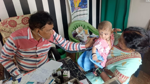 स्वास्थ्य जांच करते हुए चिकित्सक।