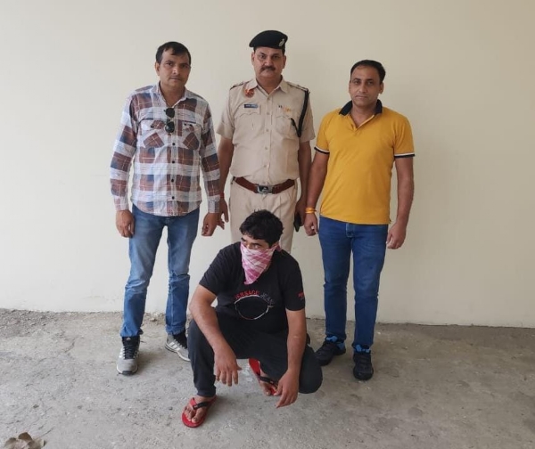 पुलिस हिरासत में जानलेवा करने वाला आरोपी।