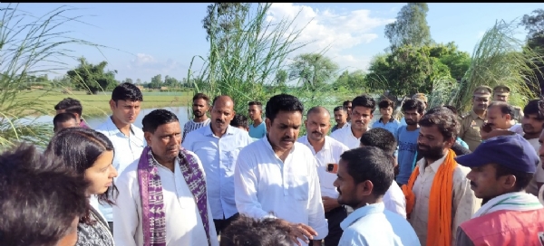 कन्नौज: बाढ़ प्रभावित गंगूपुरवा का मंत्री ने किया निरीक्षण, लगाई चौपाल