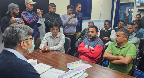 जिला चिकित्सालय में मृतका के परिजनों और स्थानीय लोगों से बात करते हुए डीएम संदीप तिवारी।