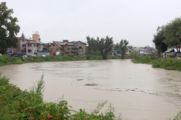 कश्मीर में बारिश के बाद नदियाँ और नाले उफान पर, श्रीनगर-जम्मू राष्ट्रीय राजमार्ग बंद