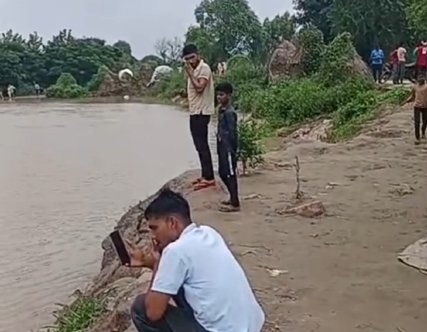 पानीपत के गांव गोयल खुर्द में यमुना नदी की सेल्फी लेता युवक