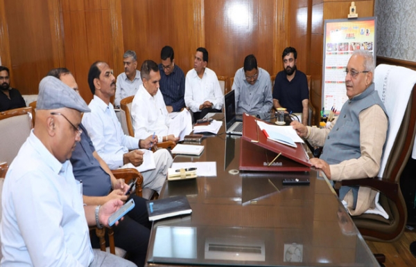 हरियाणा के लाेक निर्मण मंत्री रणबीर गंगवा अधिकारियाें की जलभराव पर बैठक लेते हुए
