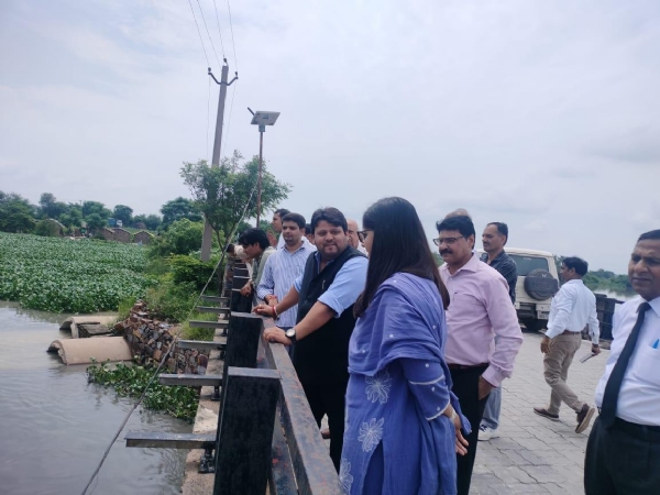 बल्लभगढ़ एसडीएम मंझावली गांव का दौरा करते हुए