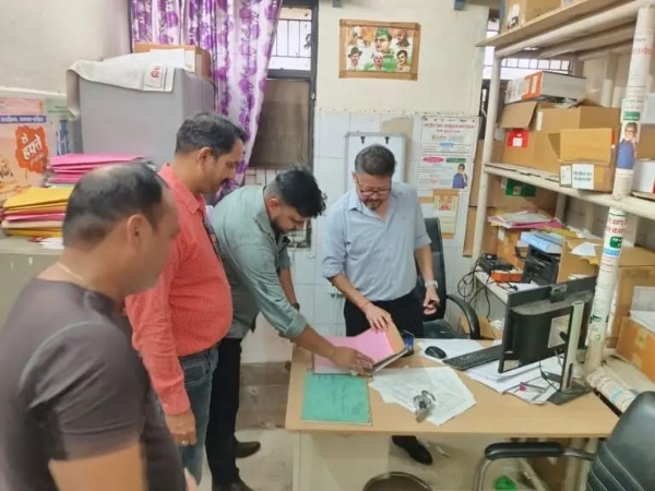 अस्पतालों का निरीक्षण करते टीम