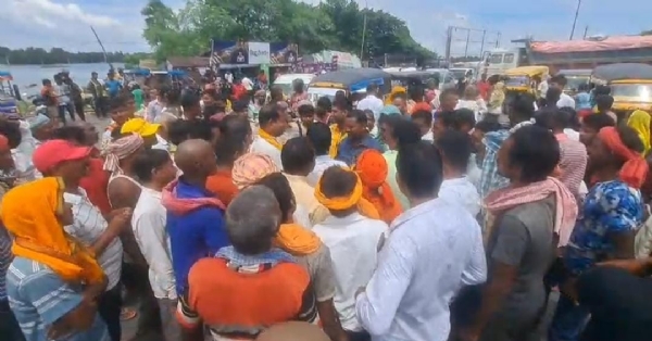 प्रदर्शन करते बाढ़ पीड़ित