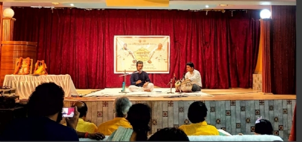 शास्त्रीय संगीत प्रतियोगिता में प्रस्तुति देते हुए निर्मल बिष्ट