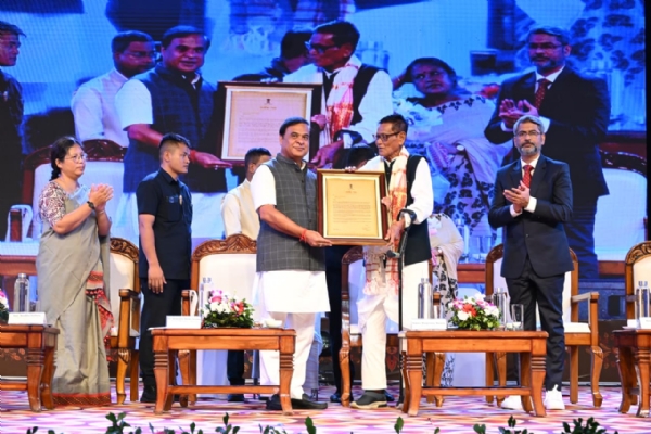 असम के पहले अर्जुन पुरस्कार विजेता भोगेश्वर बरुवा को सम्मानित करते मुख्यमंत्री डॉ. हिमंत बिस्व सरमा