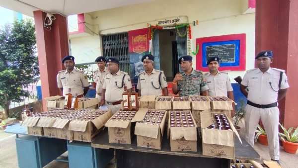 बरामद शराब के साथ पुलिस