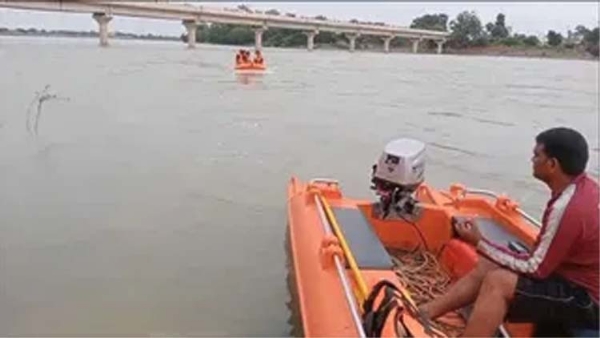 श‍िवनाथ नदी में बहे युवक की तलाश करती एसडीआरएफ की टीम